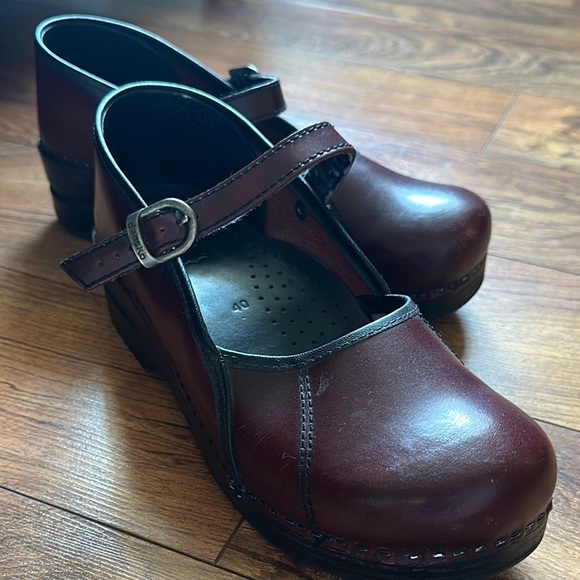 Dansko Women’s Burgundy Leather Mary Jane Clogs - Picture 2 of 5